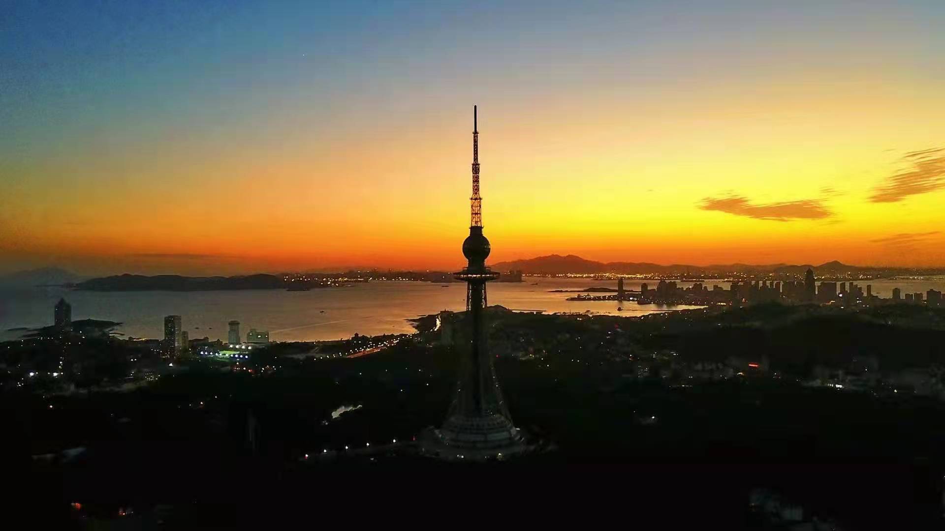 晚霞中的青岛电视塔
